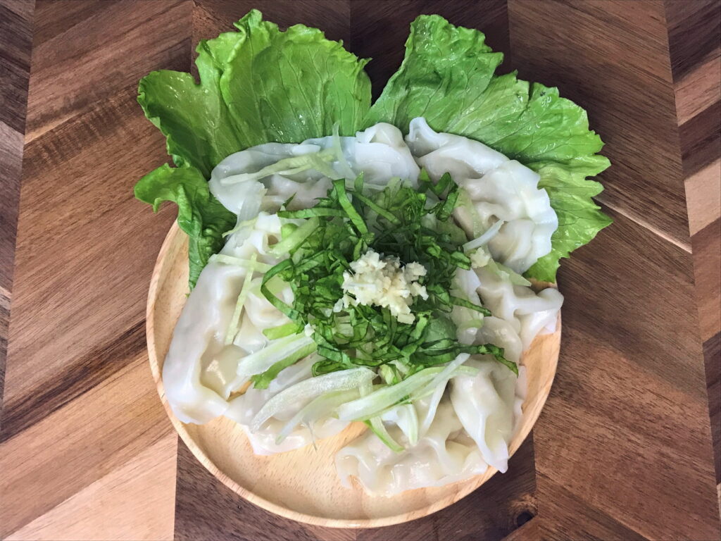 刻んだ大葉と生姜を乗せた冷やし水餃子03