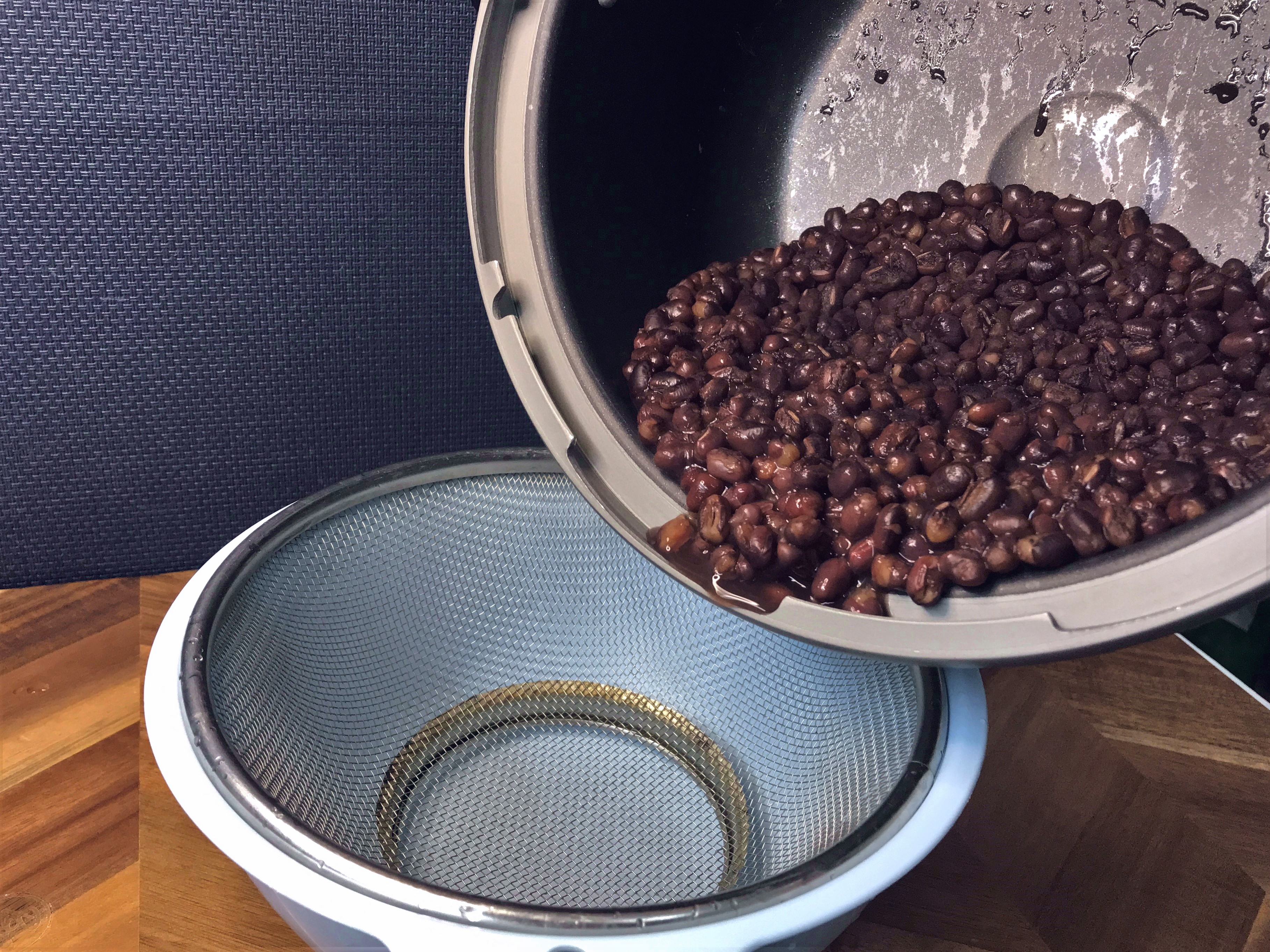 加圧の終わった小豆を小豆と茹で汁に分ける