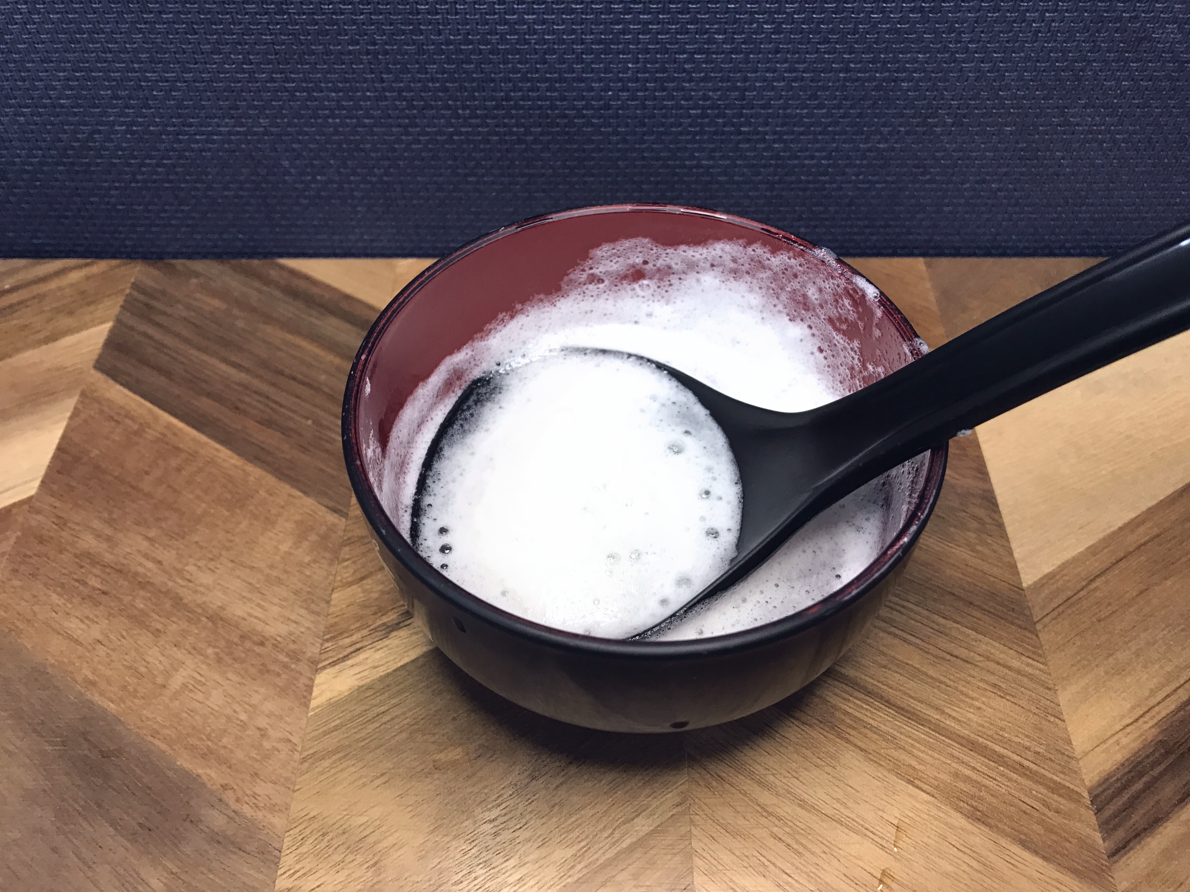大豆のアク取りをした後のお椀とお玉