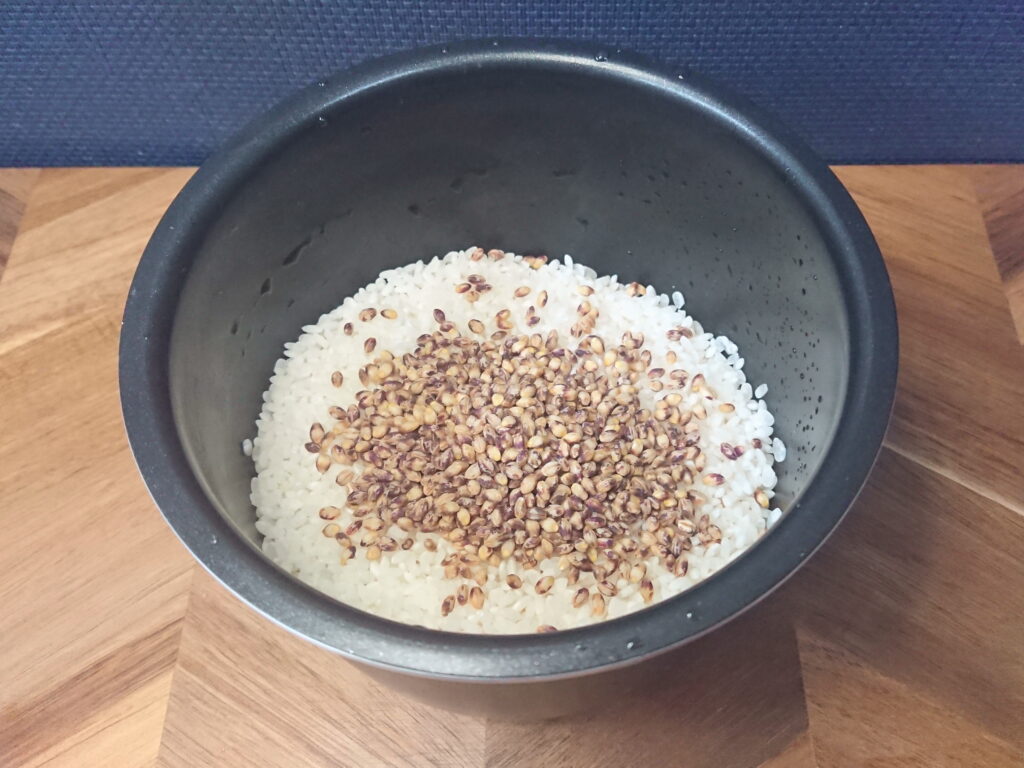 家庭用炊飯器で白米にもち麦を入れて赤飯を炊く