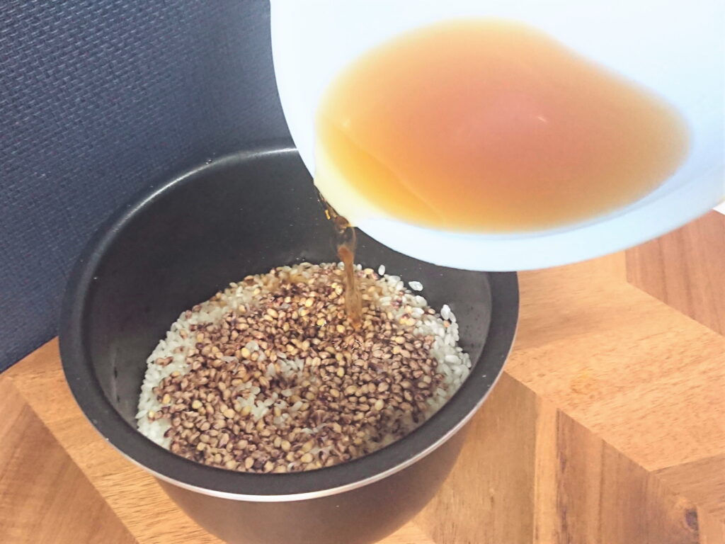 家庭用炊飯器で白米にもち麦を入れて赤飯を炊く02