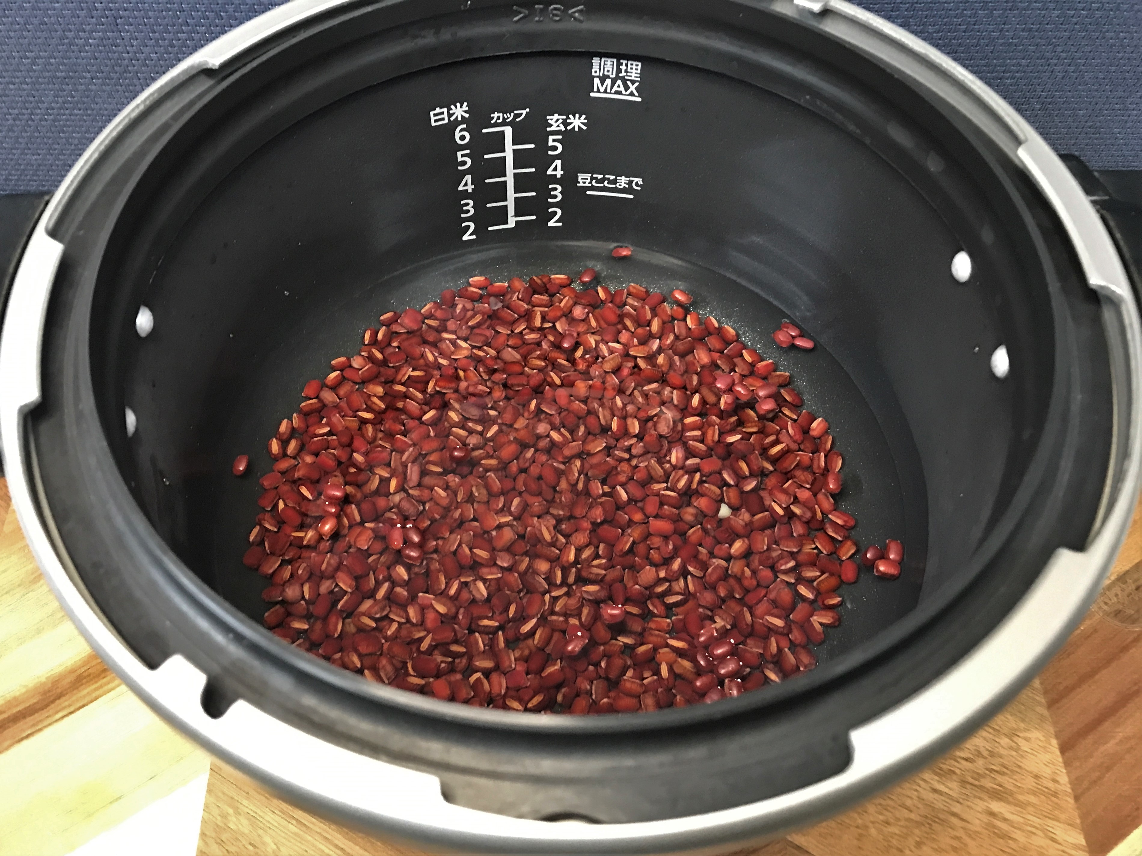 小豆と水を入れた圧力鍋