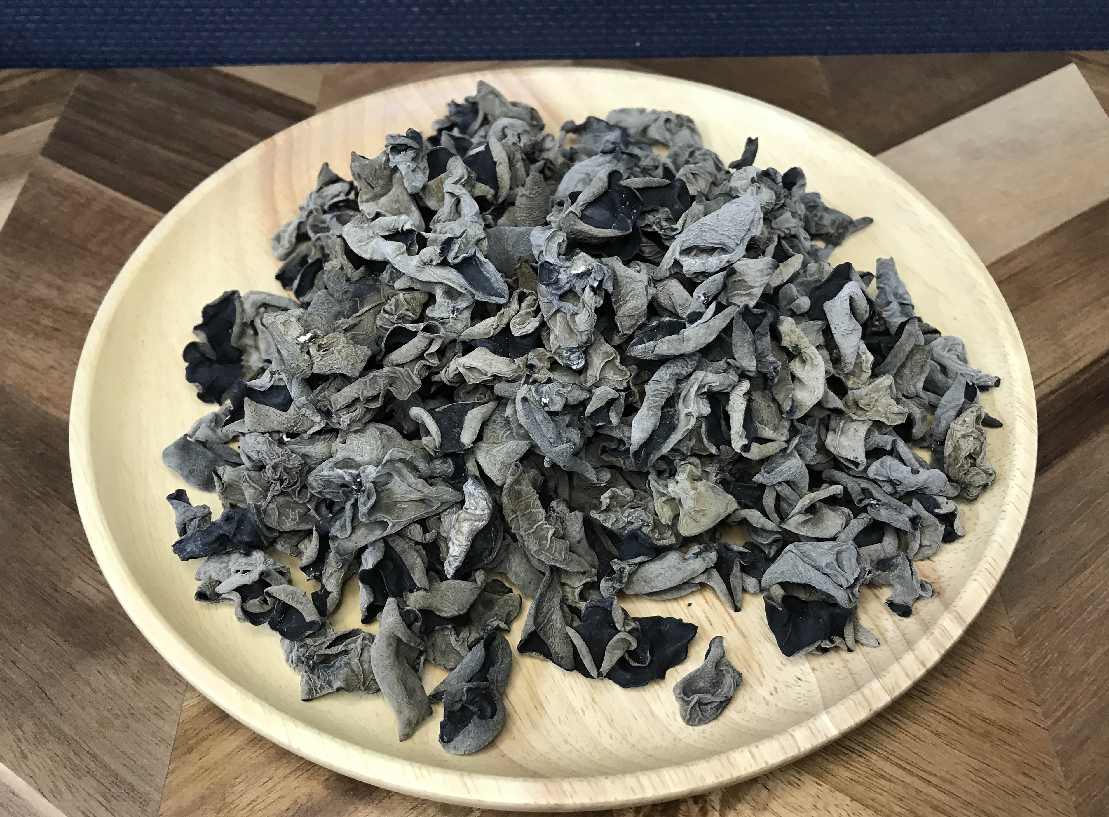 木製のお皿に盛られた乾燥きくらげ