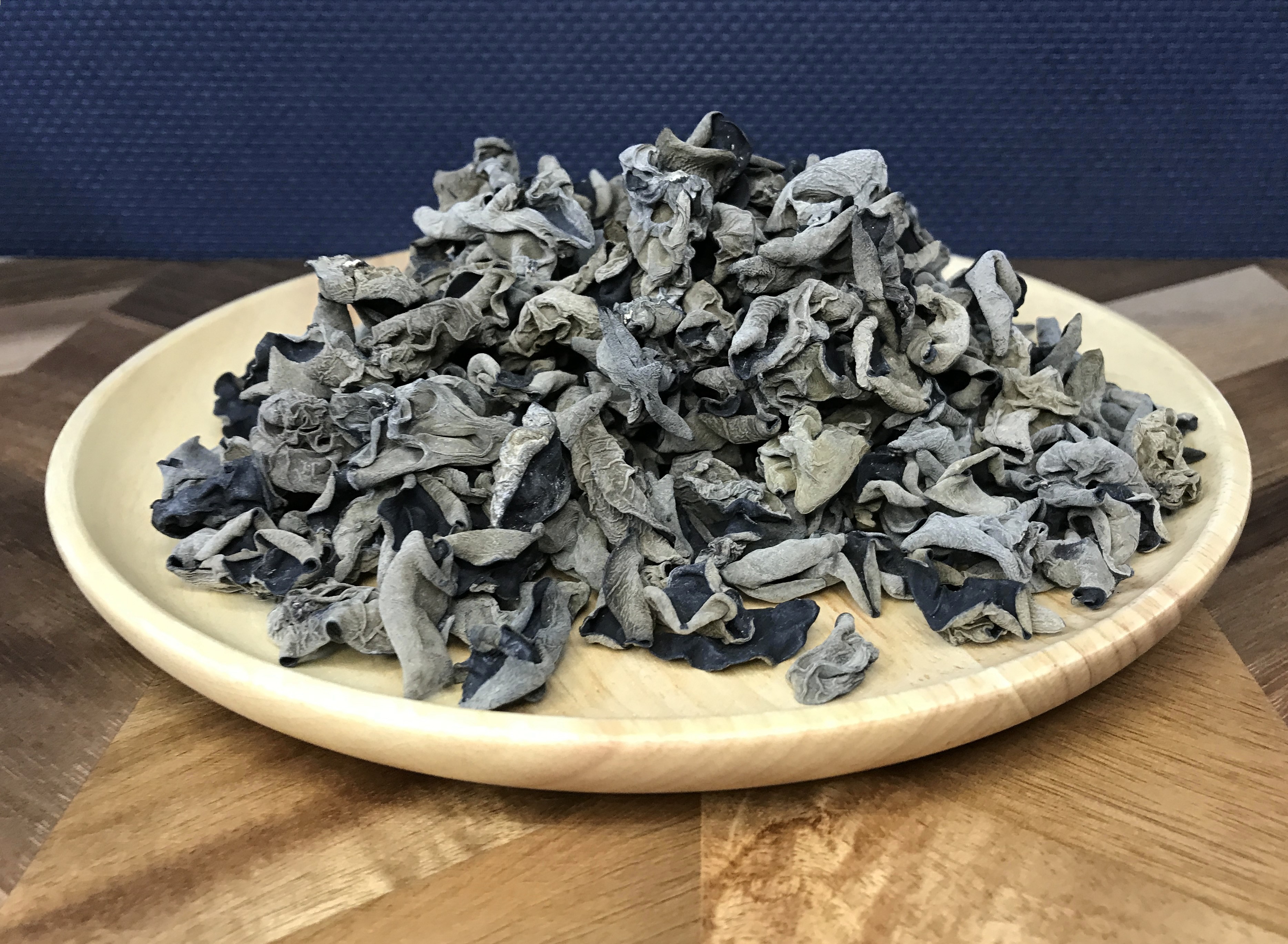 木製のお皿に盛られた乾燥きくらげ02