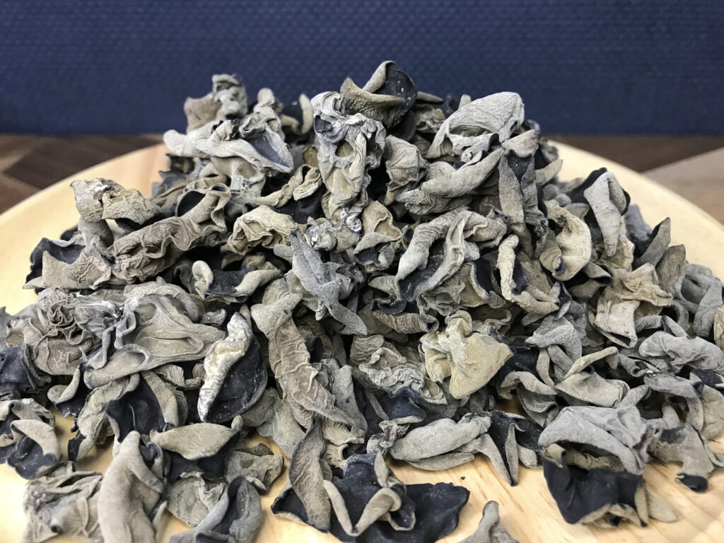 木製のお皿に盛られた乾燥きくらげ03
