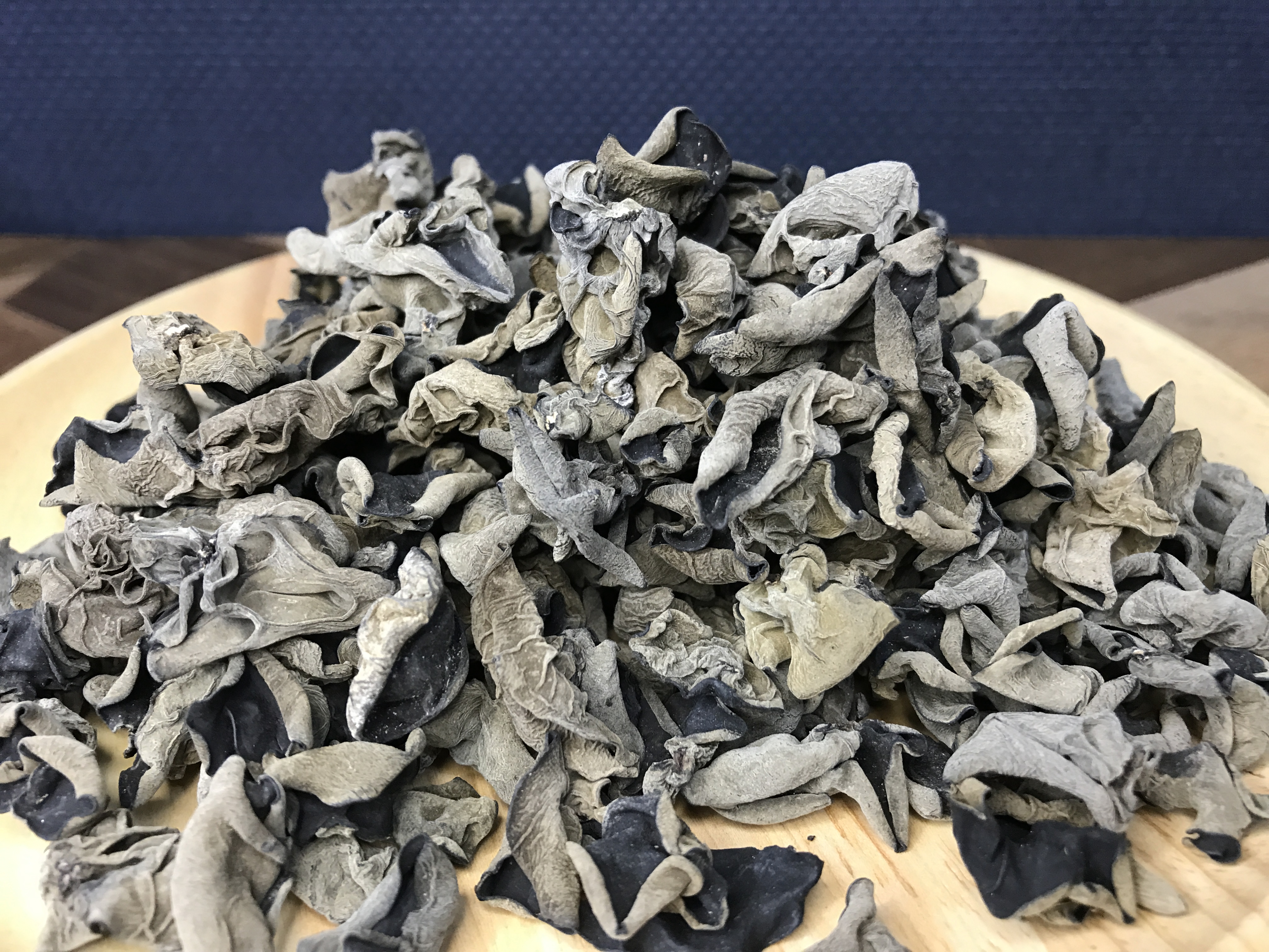 木製のお皿に盛られた乾燥きくらげ03