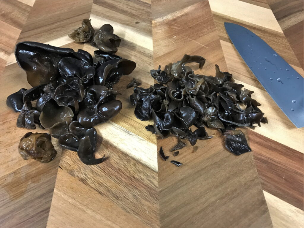 水で戻した乾燥きくらげを細切りにする