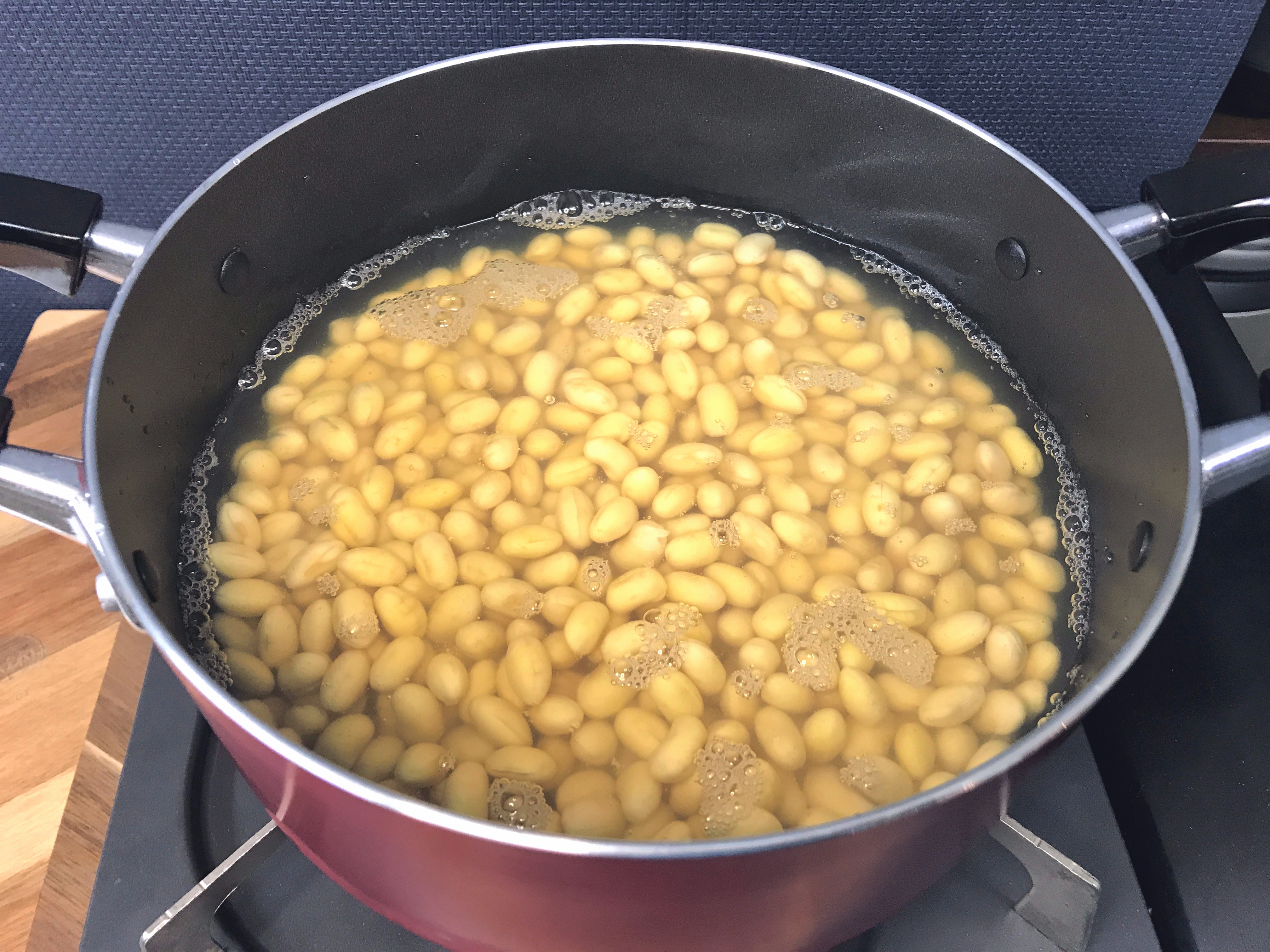 水で戻した大豆を鍋で灰汁抜き