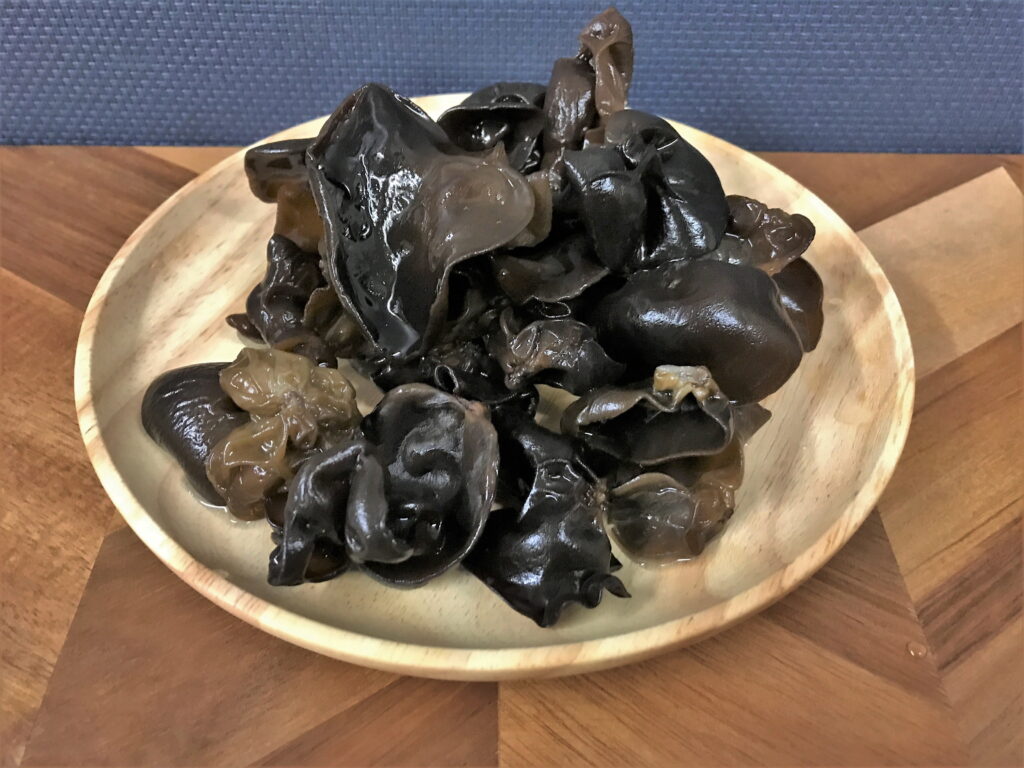水で戻した山盛りの乾燥きくらげ