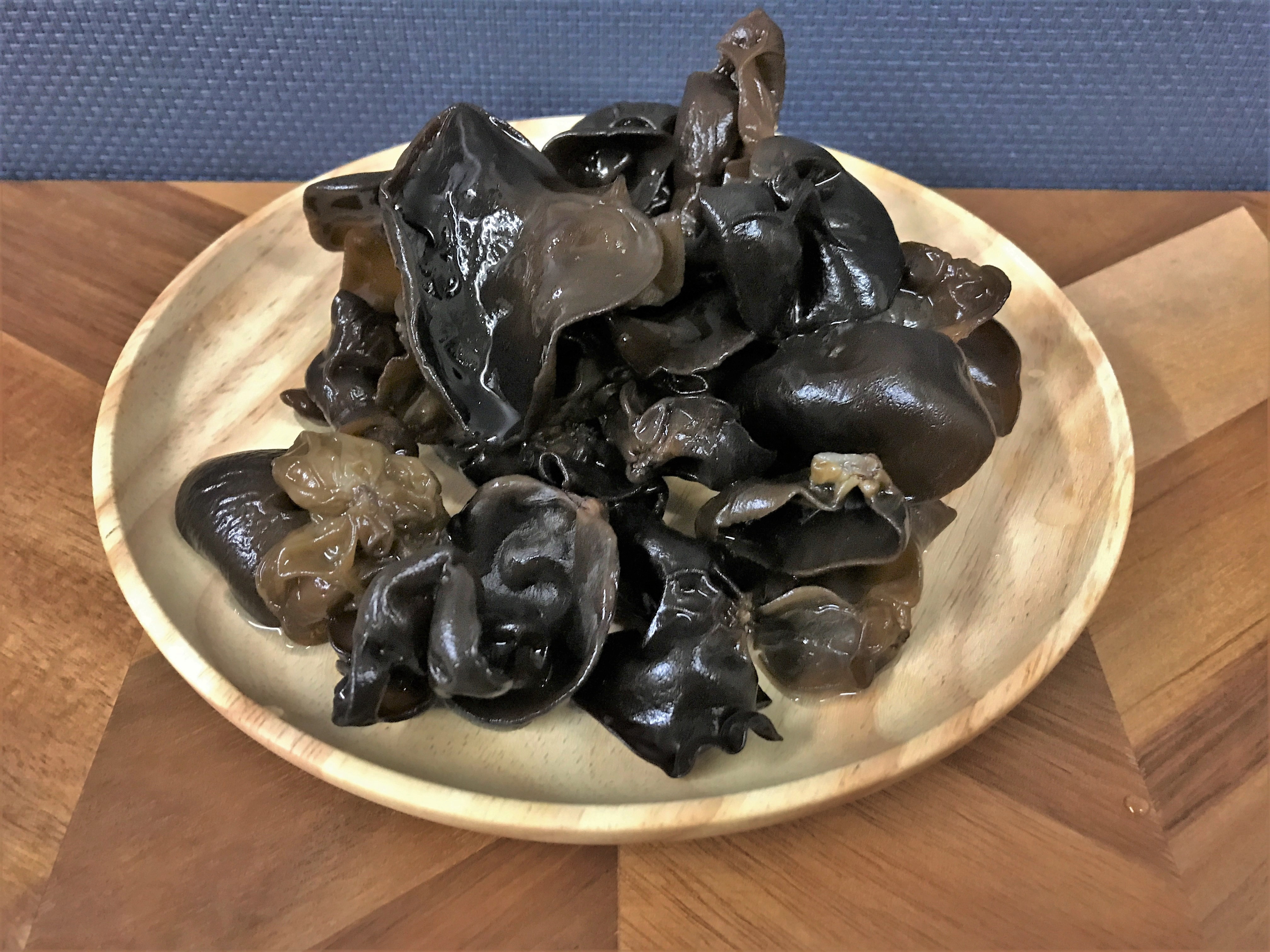 水で戻した山盛りの乾燥きくらげ