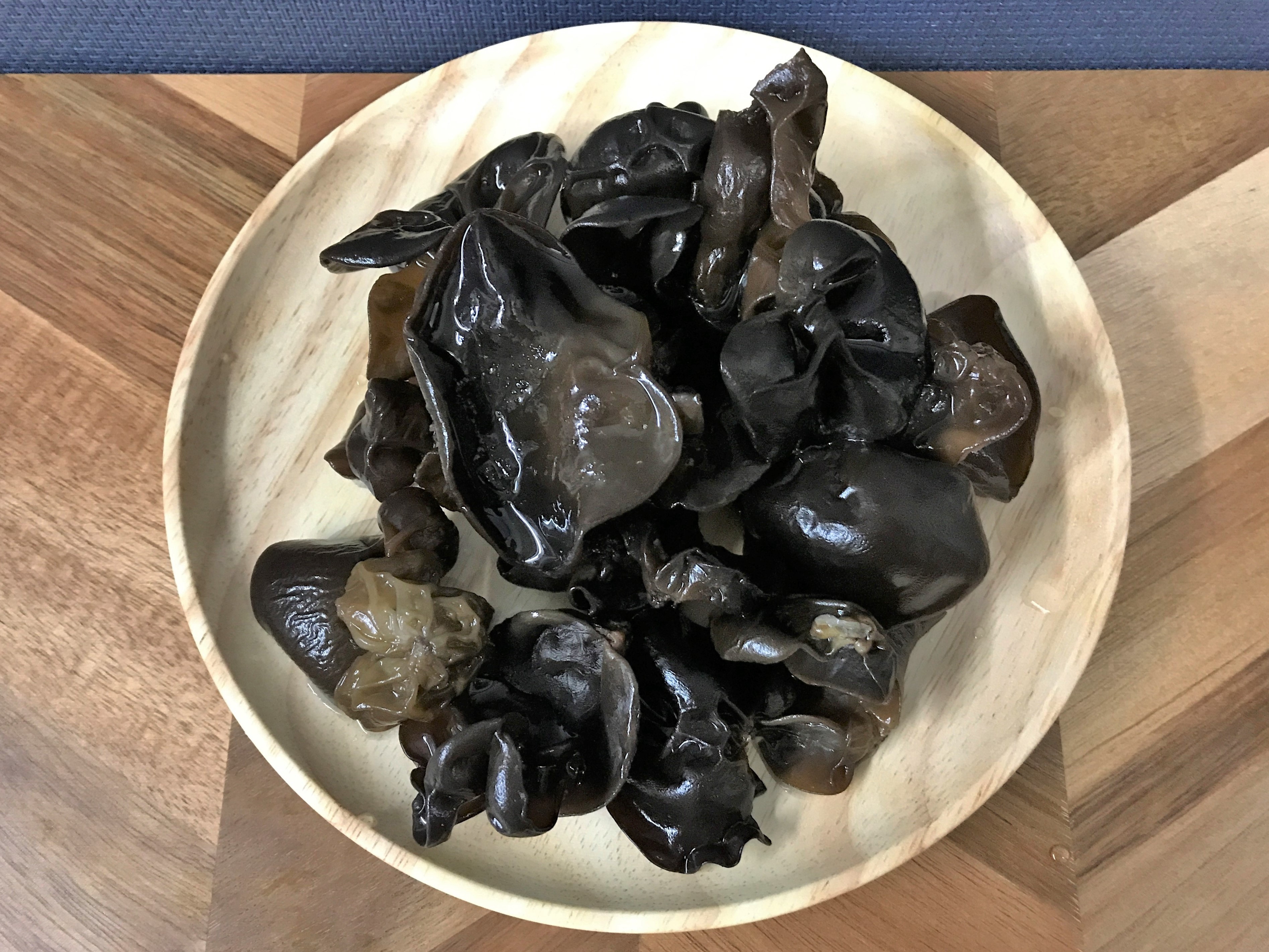 水で戻した山盛りの乾燥きくらげ02