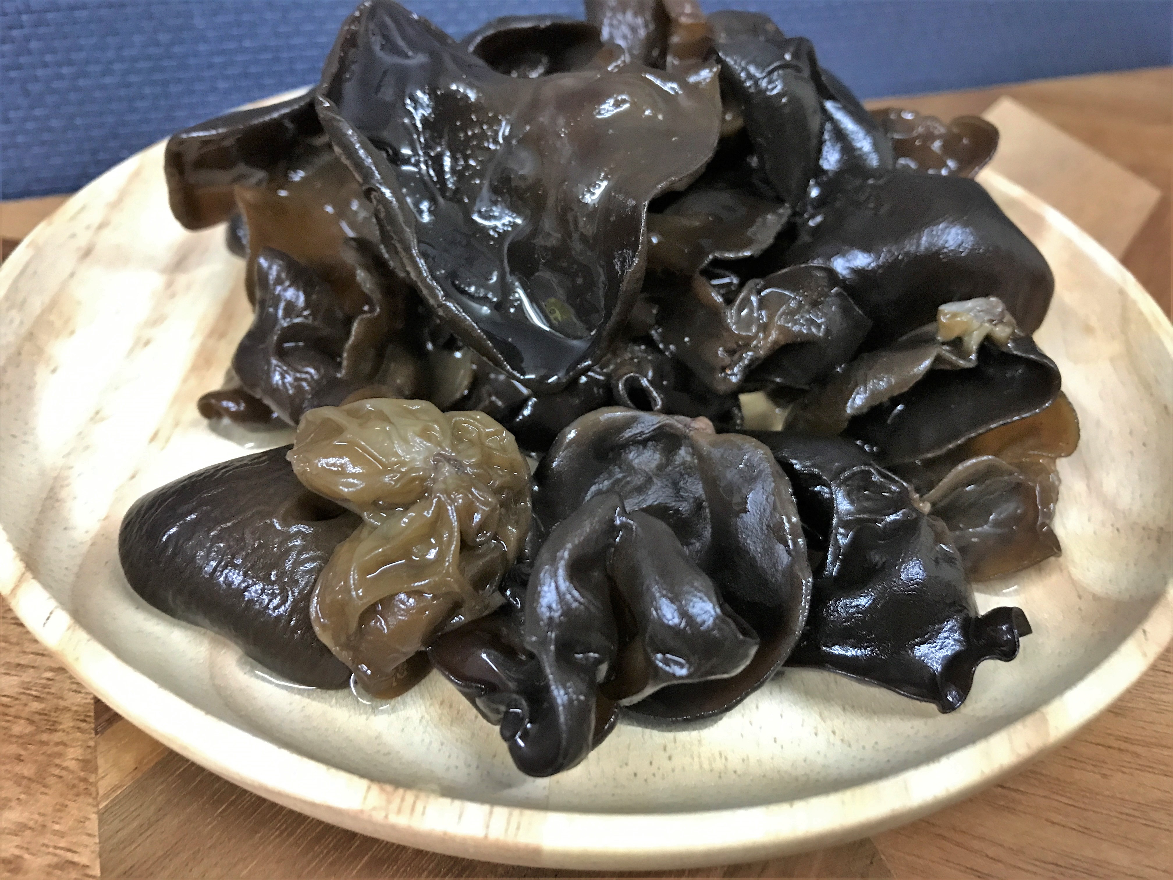 水で戻した山盛りの乾燥きくらげ03