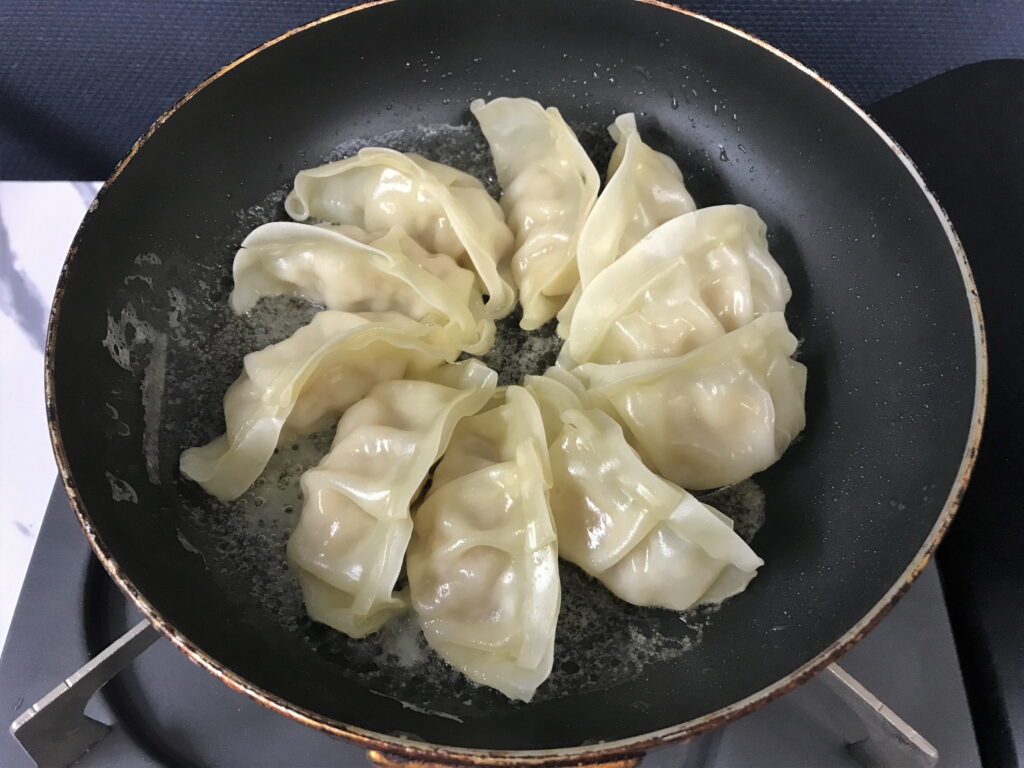 水溶き小麦粉を入れて焼いた羽根つき餃子