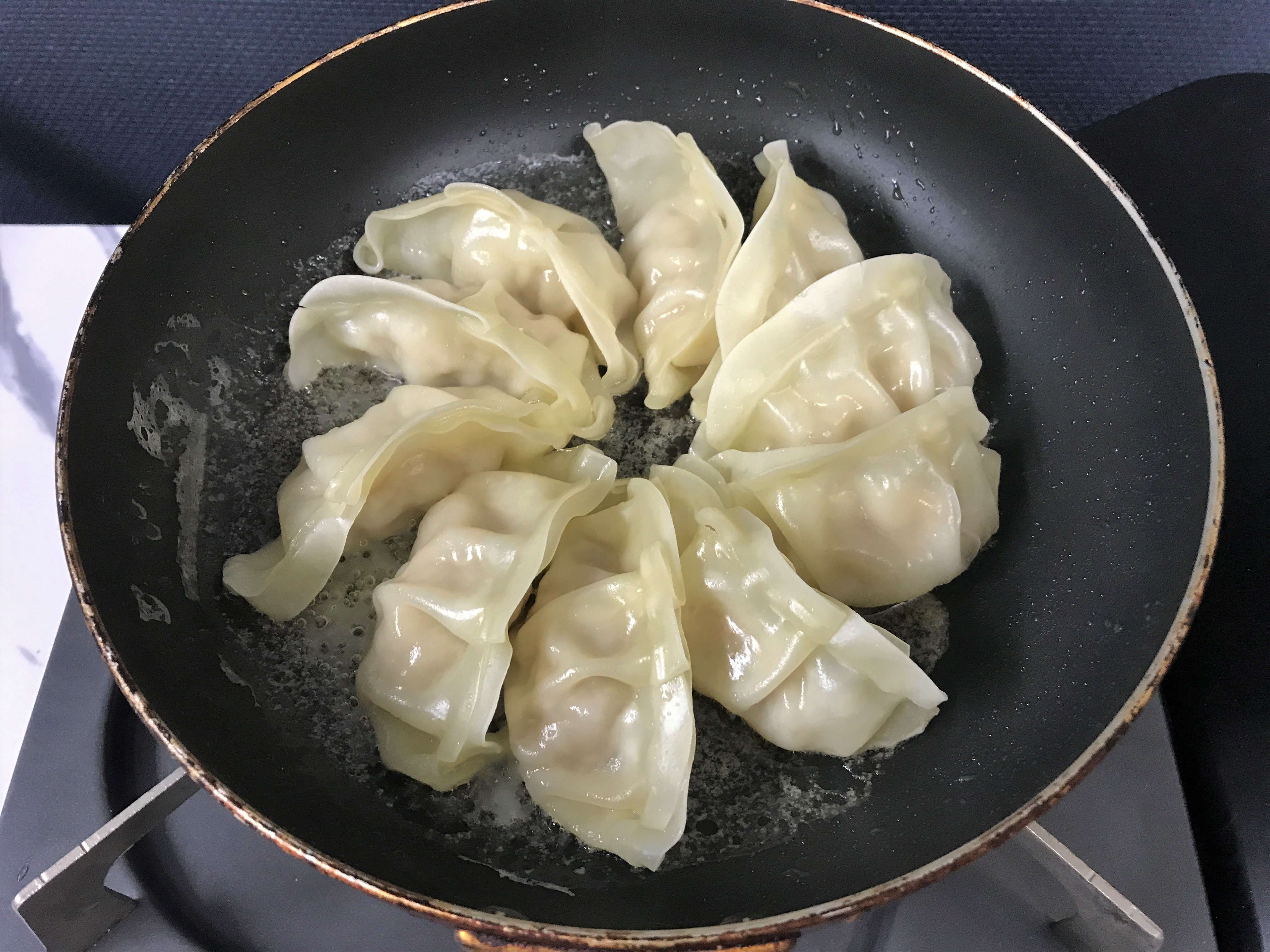 水溶き小麦粉を入れて焼いた羽根つき餃子