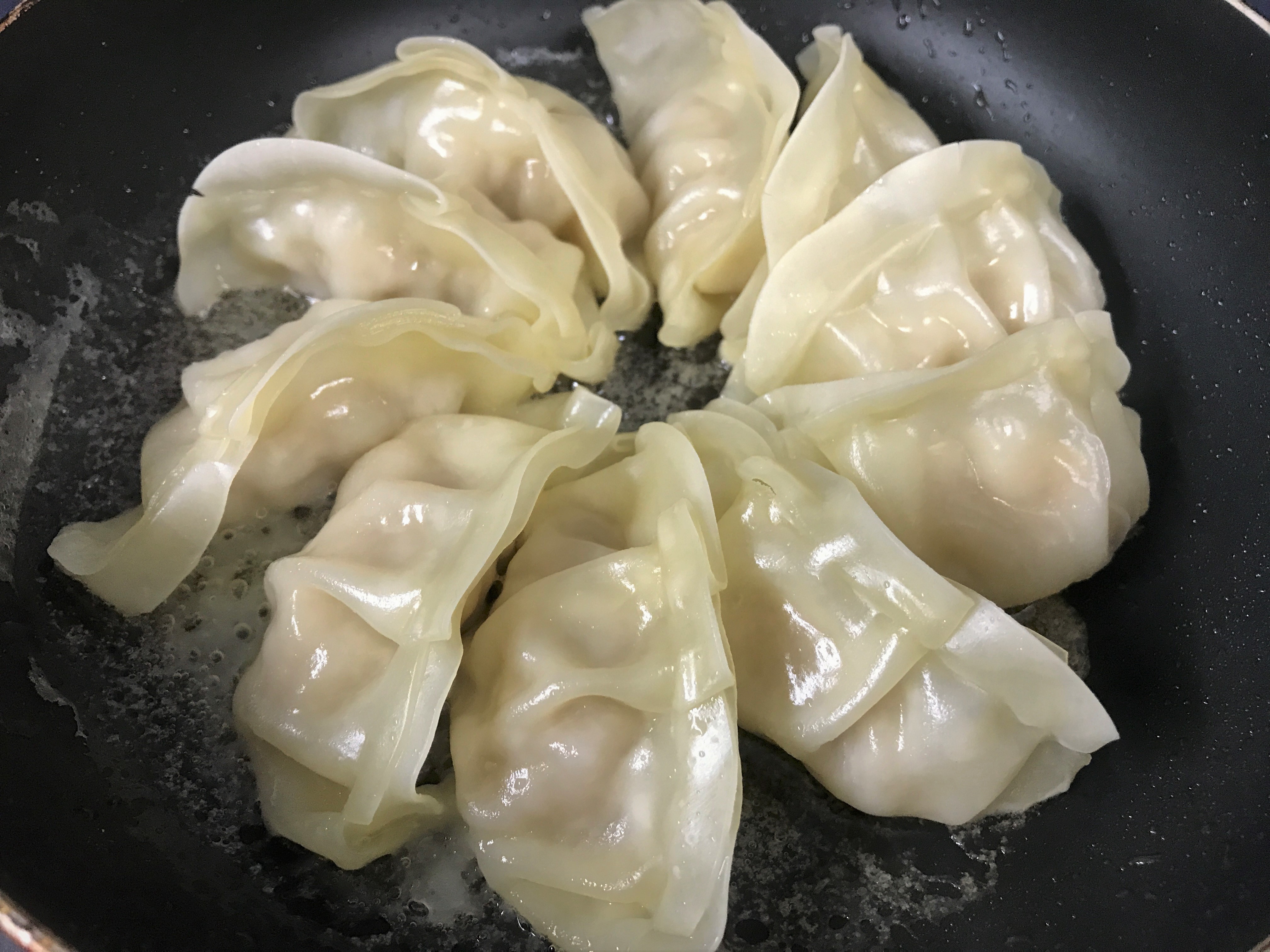水溶き小麦粉を入れて焼いた羽根つき餃子02