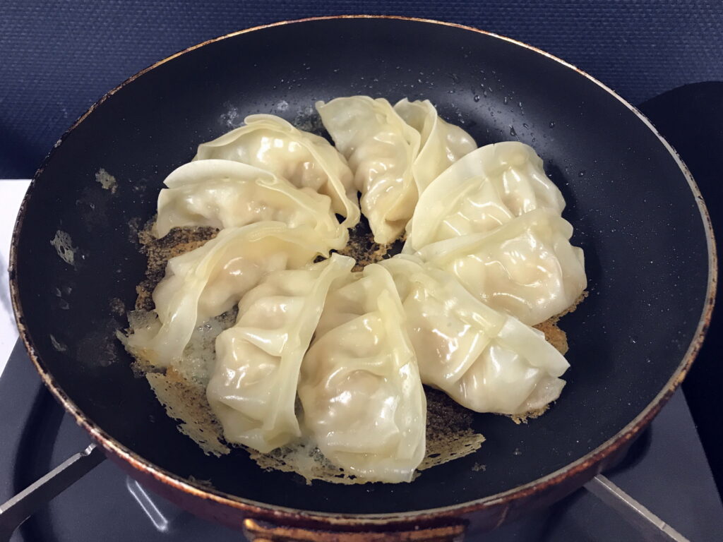 水溶き小麦粉を入れて焼いた羽根つき餃子03