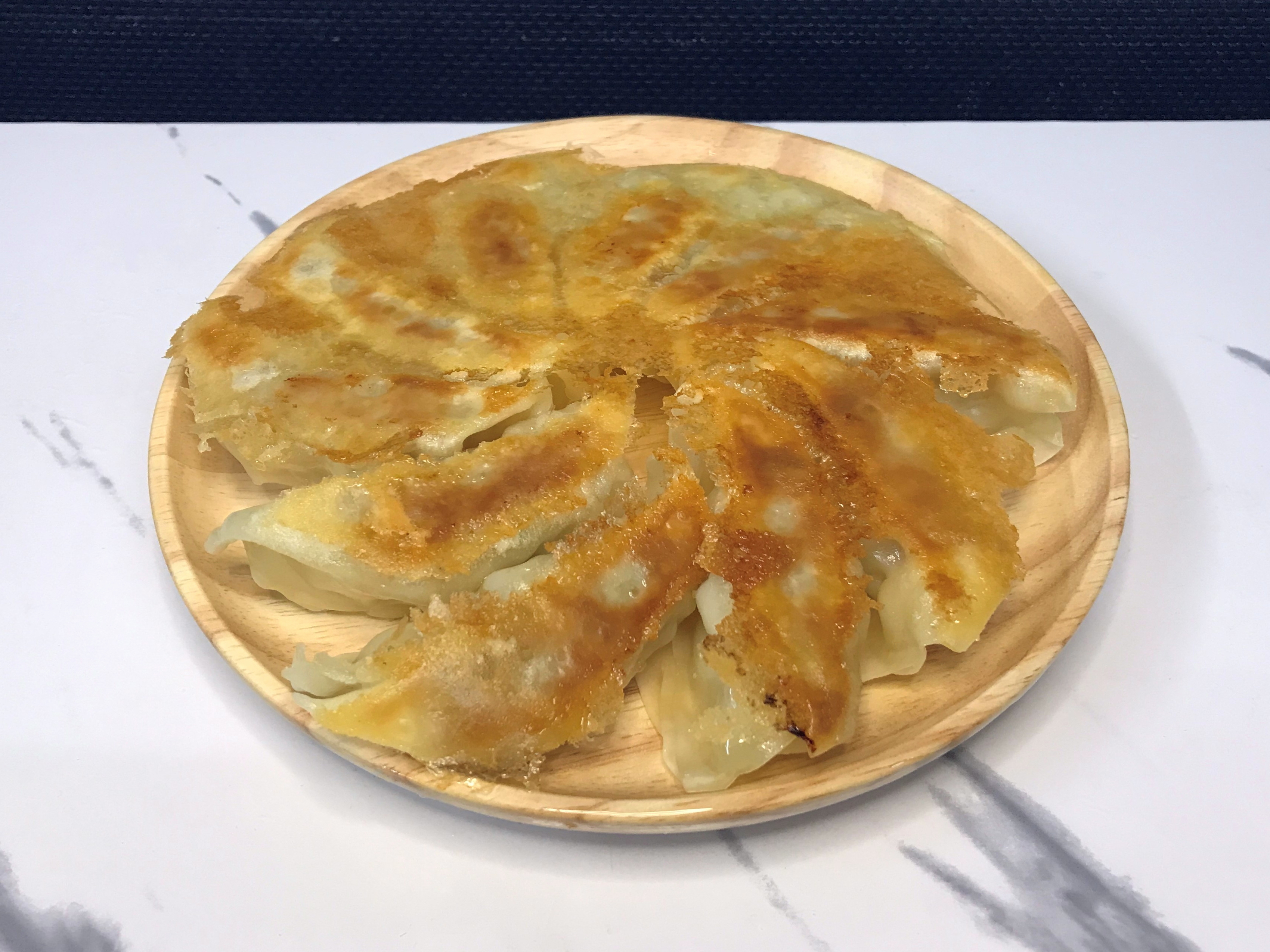 水溶き小麦粉を入れて焼いた羽根つき餃子04