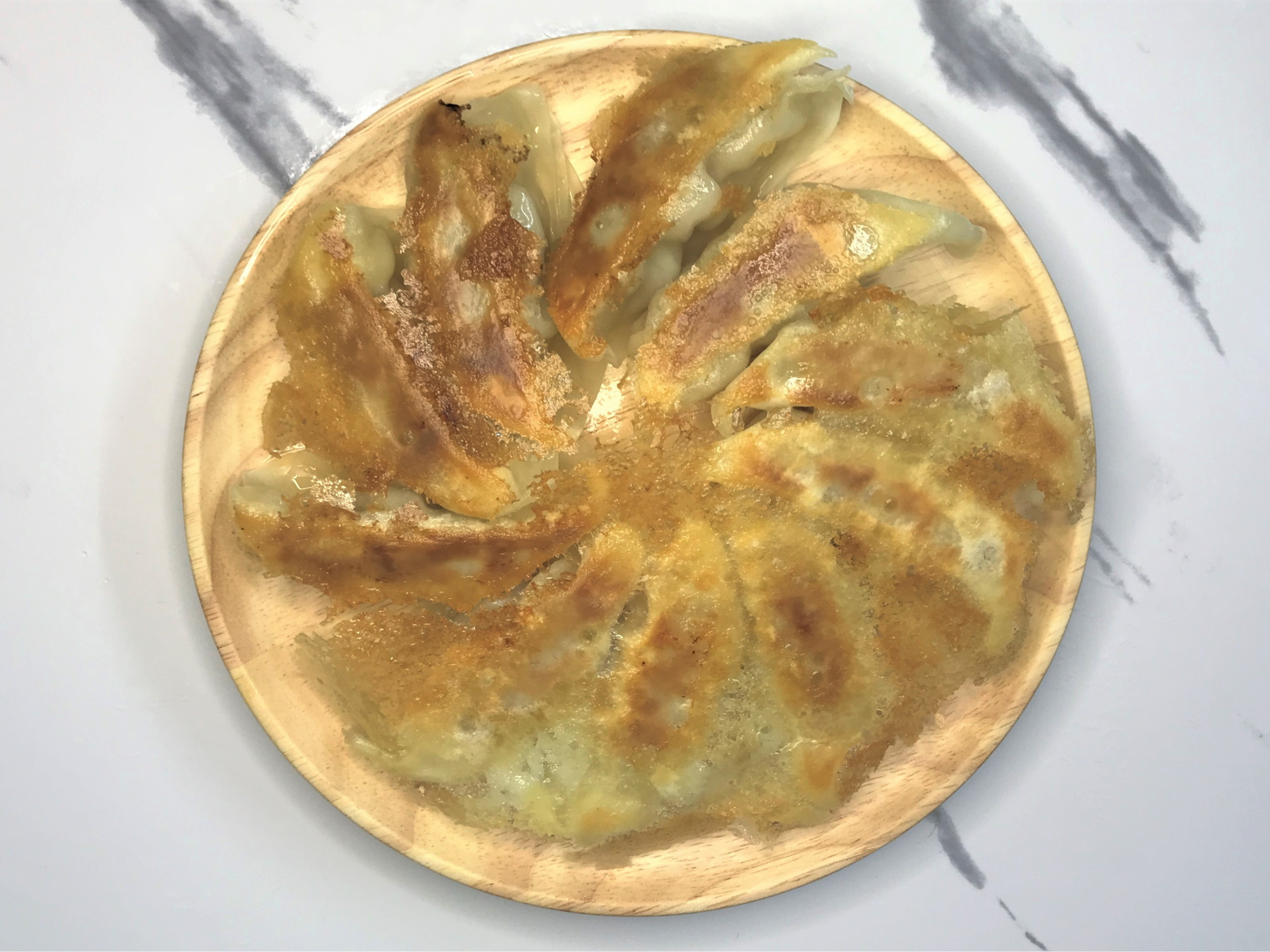 水溶き小麦粉を入れて焼いた羽根つき餃子05