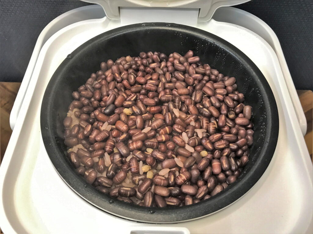 白米ともち麦で炊いたもち米を使わない赤飯
