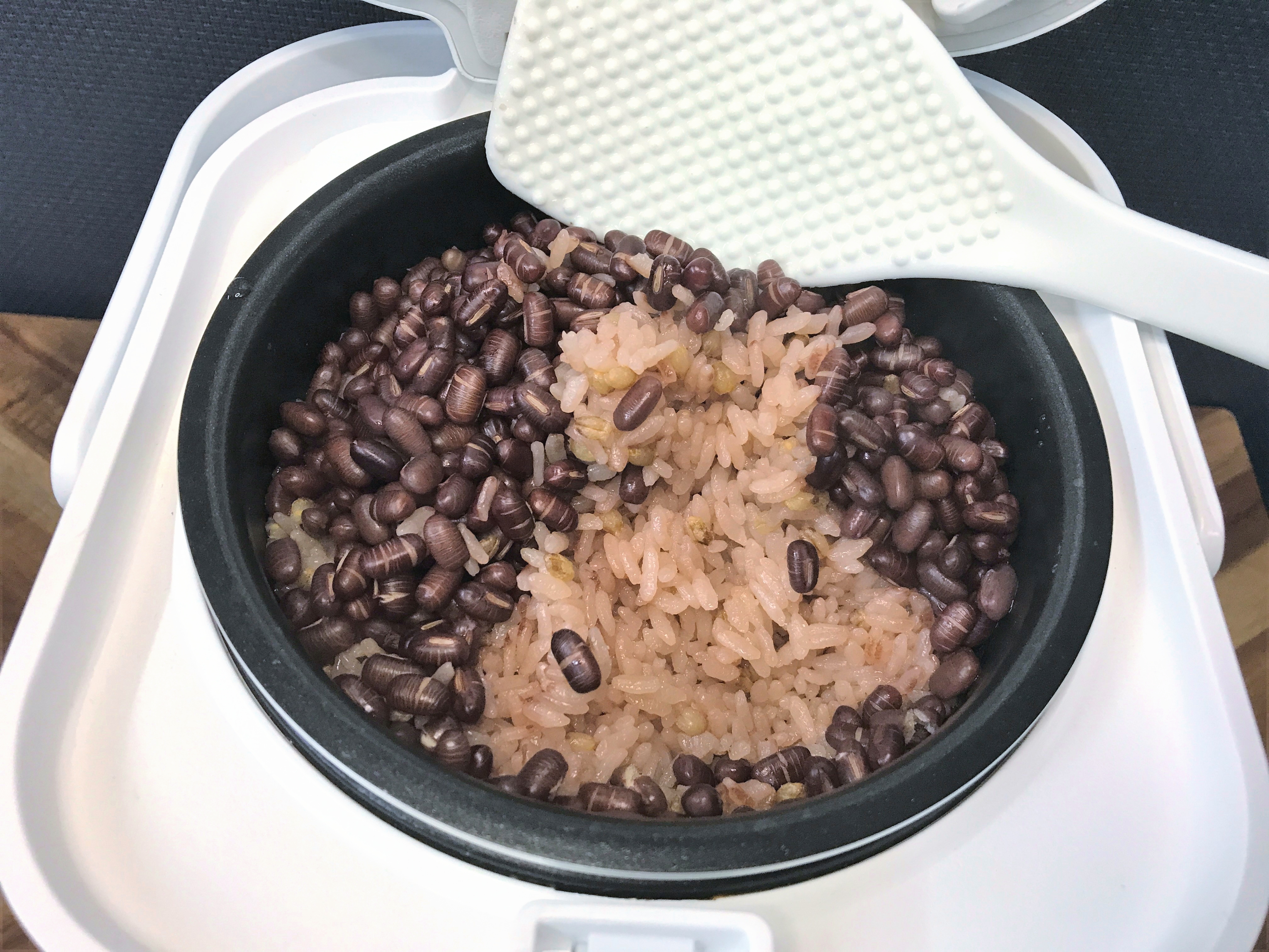 白米ともち麦で炊いたもち米を使わない赤飯02