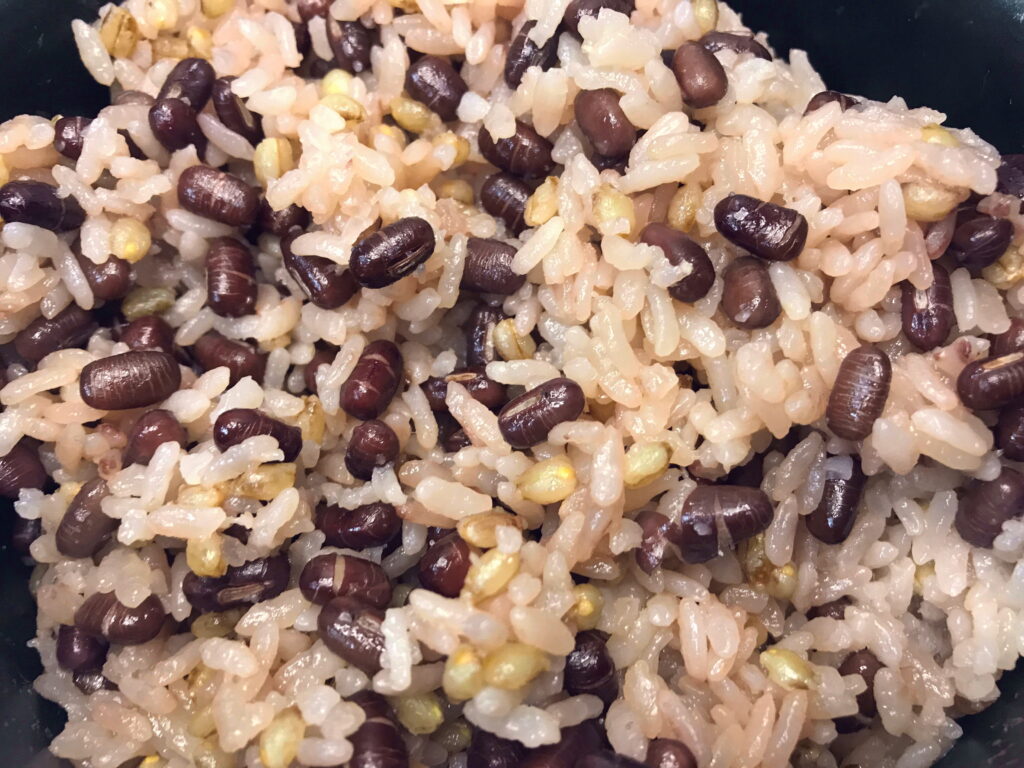 白米ともち麦で炊いたもち米を使わない赤飯04