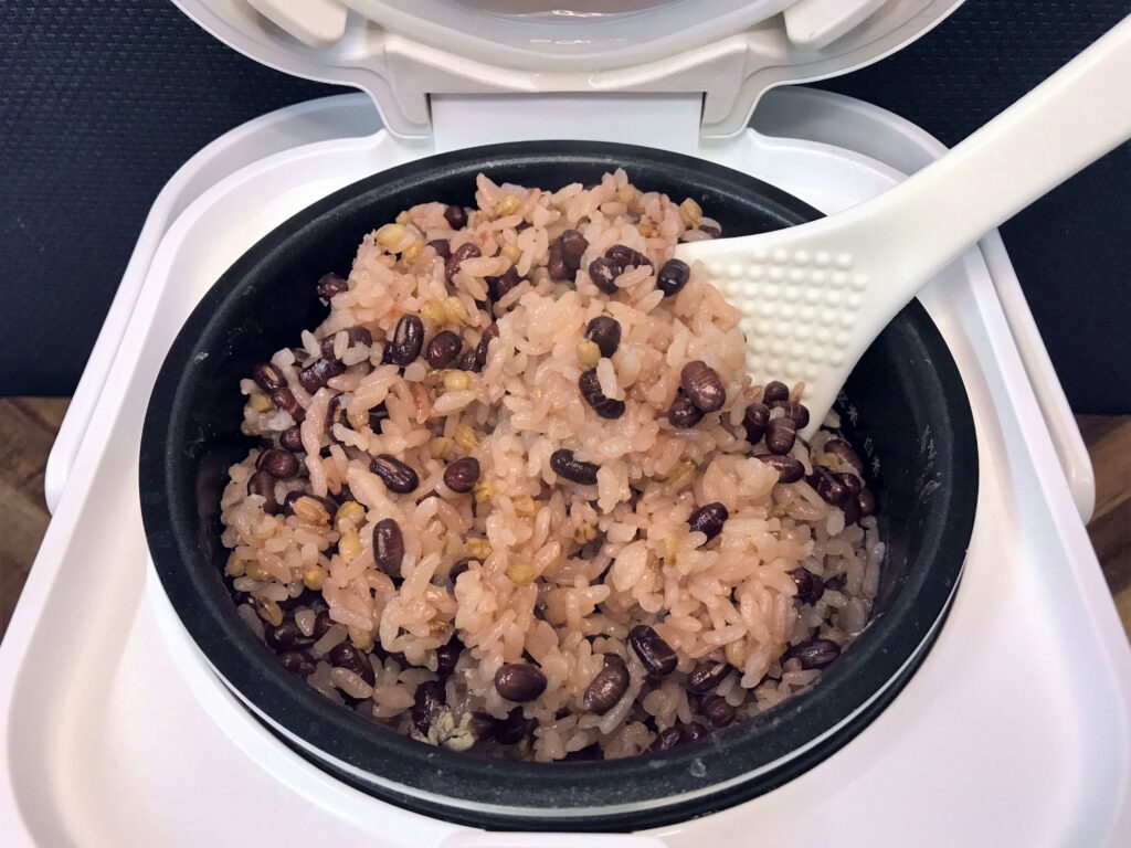 白米ともち麦で炊いたもち米を使わない赤飯05