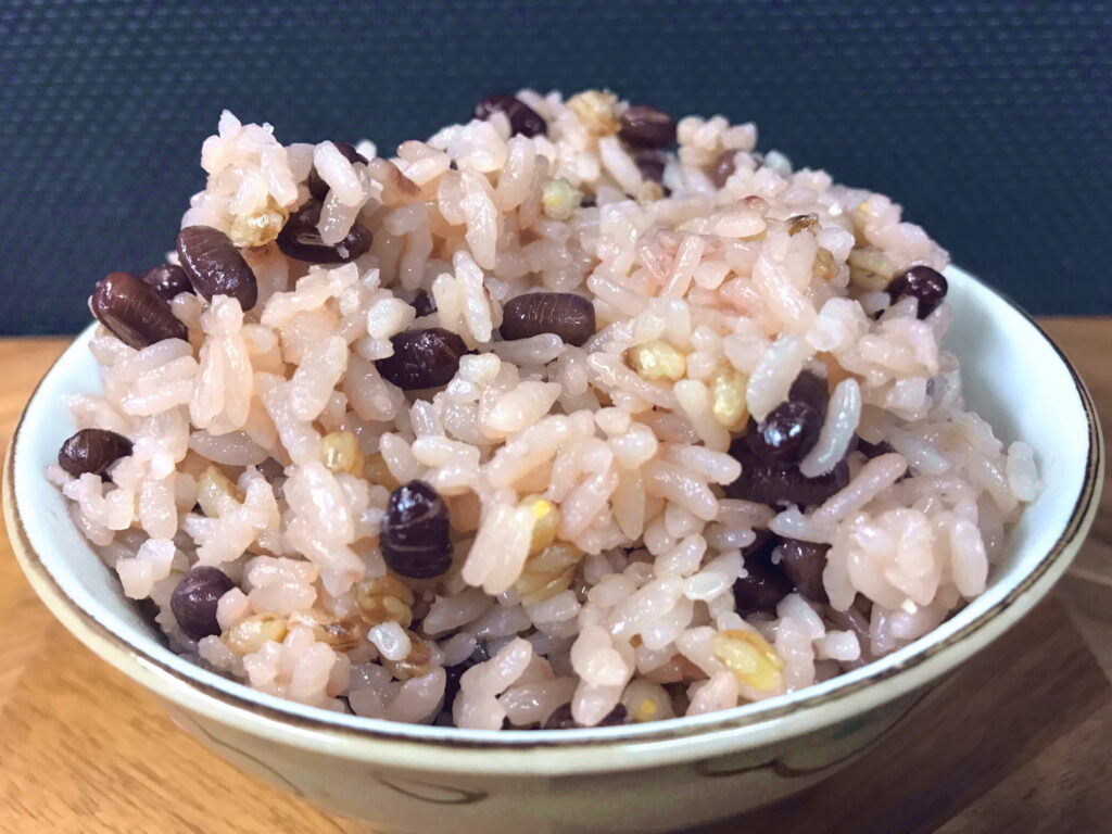 白米ともち麦で炊いたもち米を使わない赤飯06