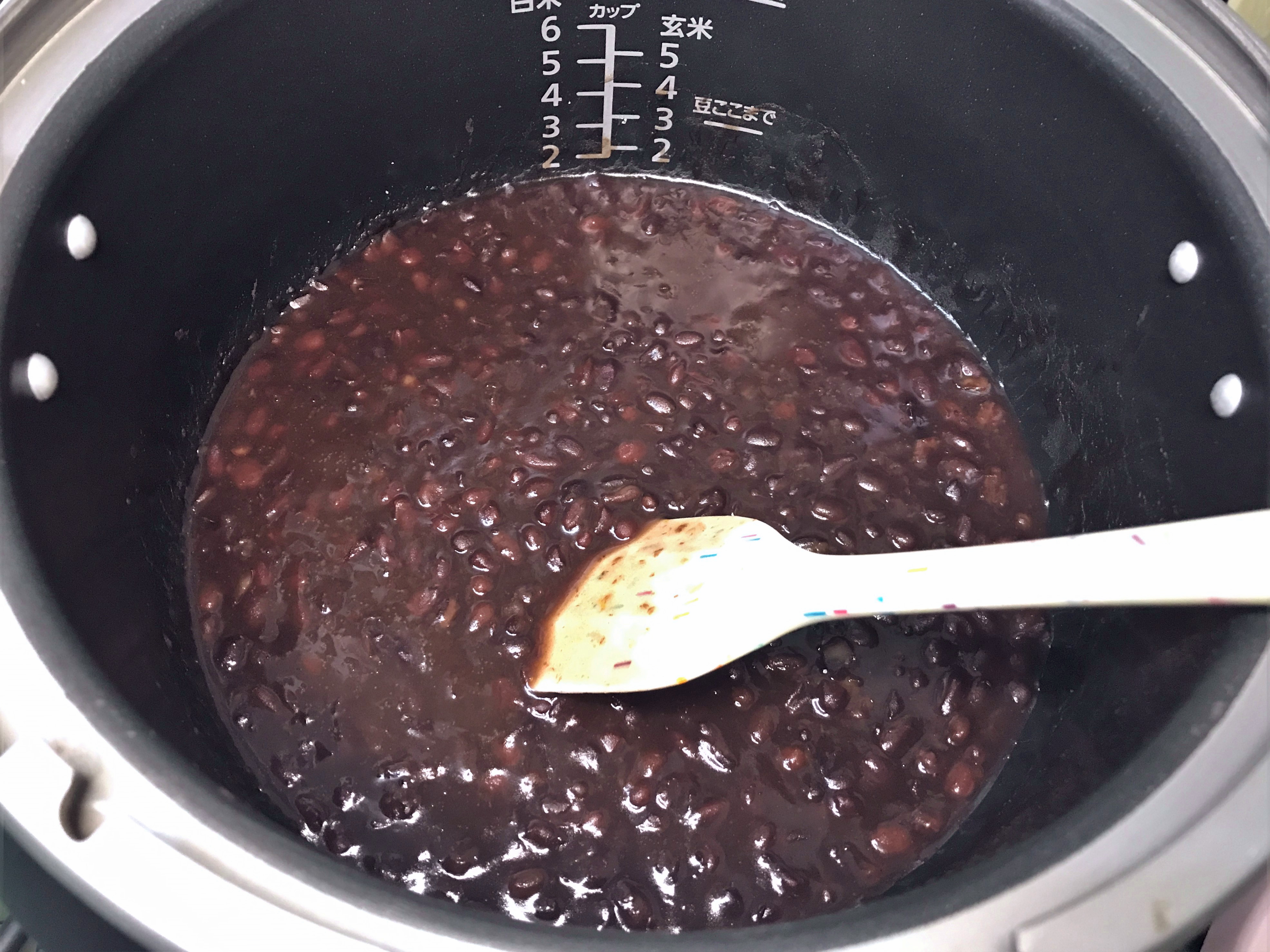 茹でた小豆を混ぜながら煮詰めてあんこを作る