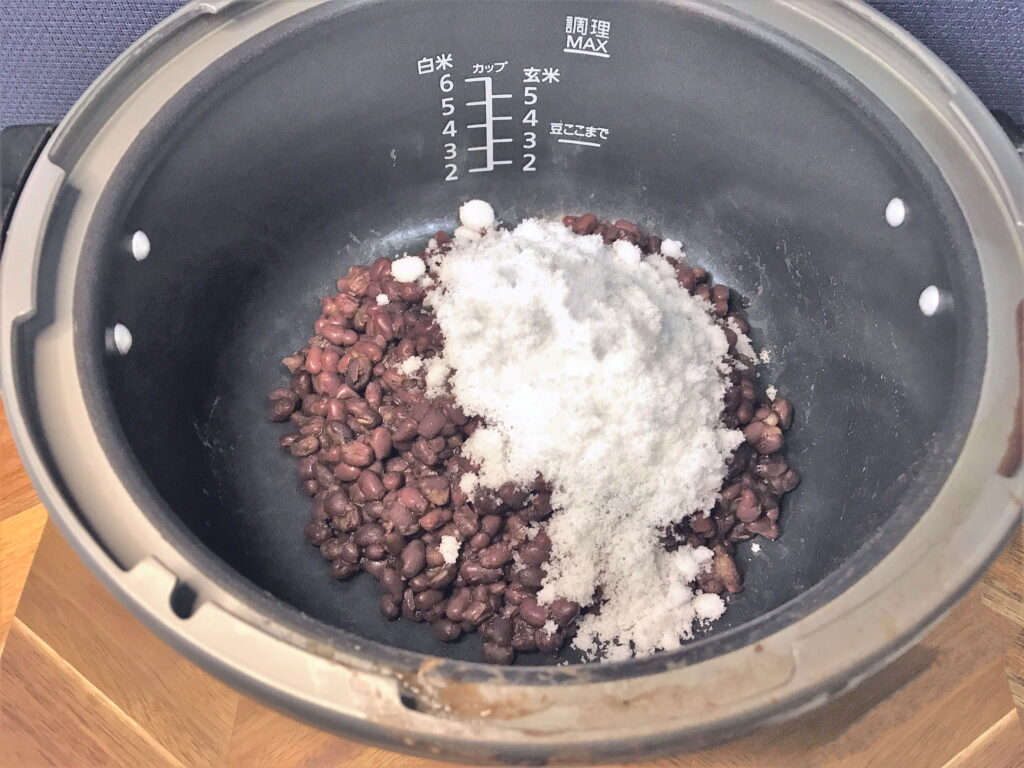 茹で汁を捨てた湯であずきに砂糖を加える02
