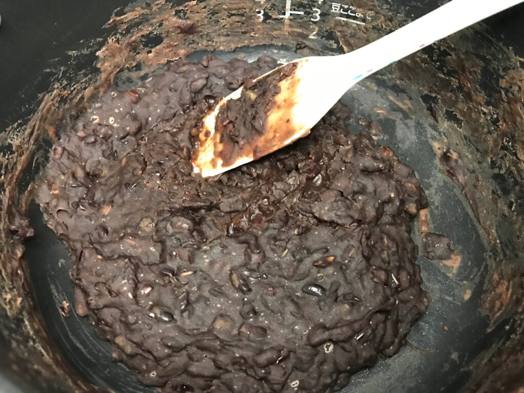 電気圧力鍋を使って煮汁がなくなるまで煮詰めた小豆の粒あん