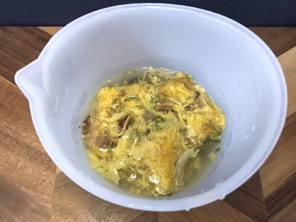 フリーズドライの牛玉子とじ丼をお湯で調理