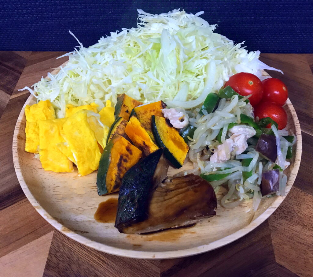 ワンプレートに盛りつけられた晩御飯のおかず
