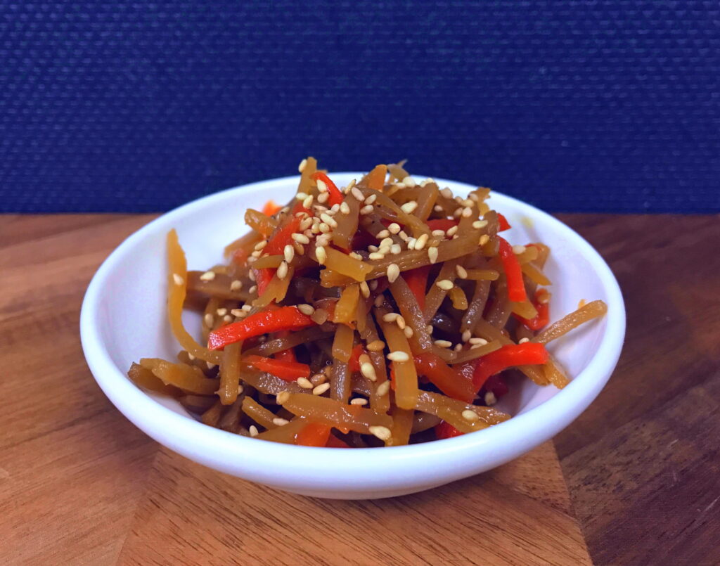 小皿に盛りつけた、きんぴらごぼうの缶詰