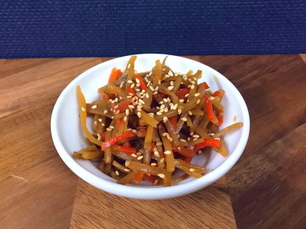 小皿に盛りつけた、きんぴらごぼうの缶詰02