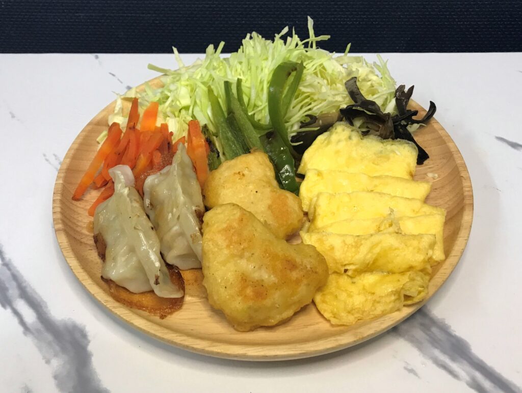 晩御飯のおかずの餃子とナゲットと玉子焼き