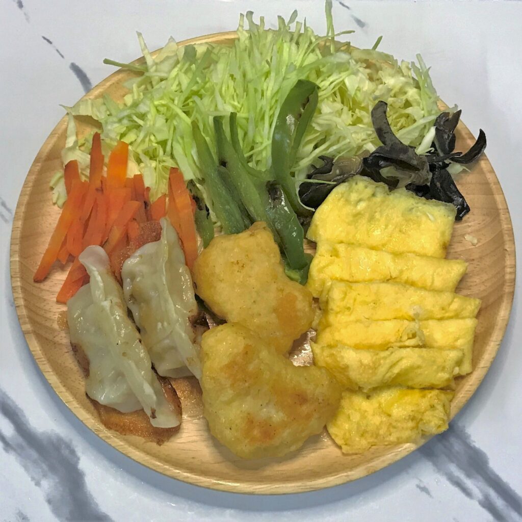 晩御飯のおかずの餃子とナゲットと玉子焼き02