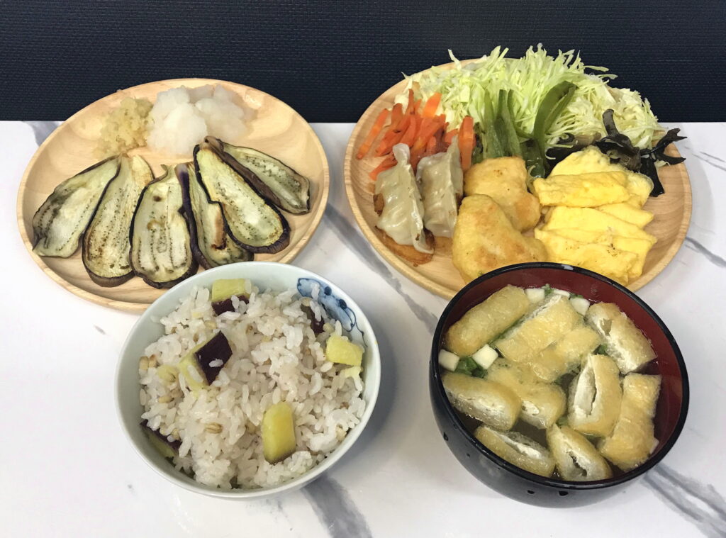 晩御飯のさつまいもの炊き込みご飯とみそ汁とおかず