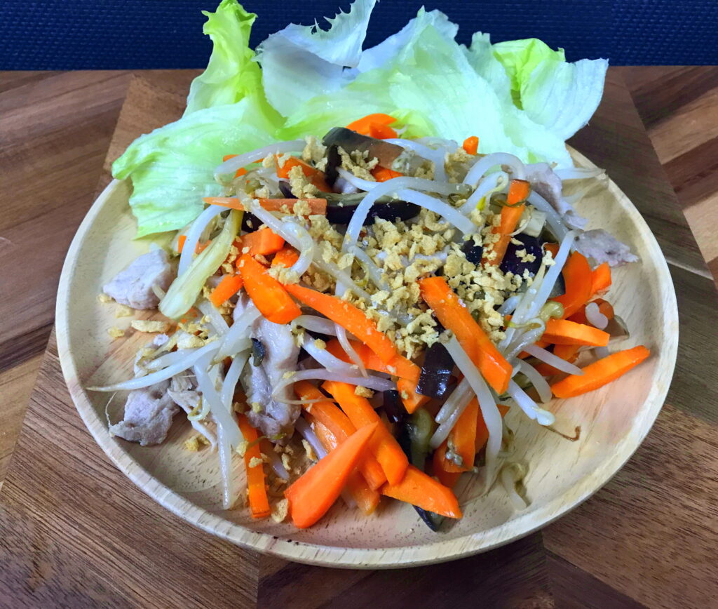木製のお皿に盛りつけられた肉野菜炒め