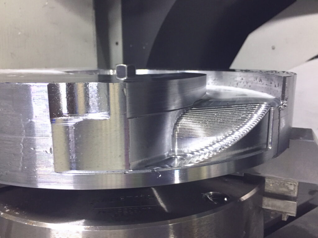 5軸制御のマシニングセンタでエンドミルを使って等高線荒加工